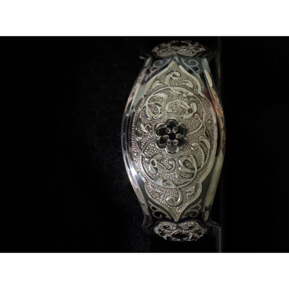 Sterling Silver with intricate carving and black enamel cuff bracelet/ring set. - Picture 4 of 9